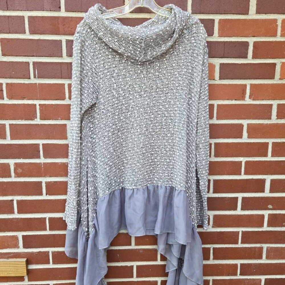 Gray & White Top by a'reve - Sidetail with Ruffle Bottom - Size M
